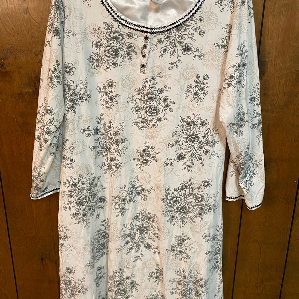 Liz Claiborne Black and White Floral Nightgown